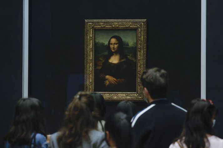 Forstöðukona Louvre segir í kring um tuttugu þúsund manns heimsækja málverkið daglega. 