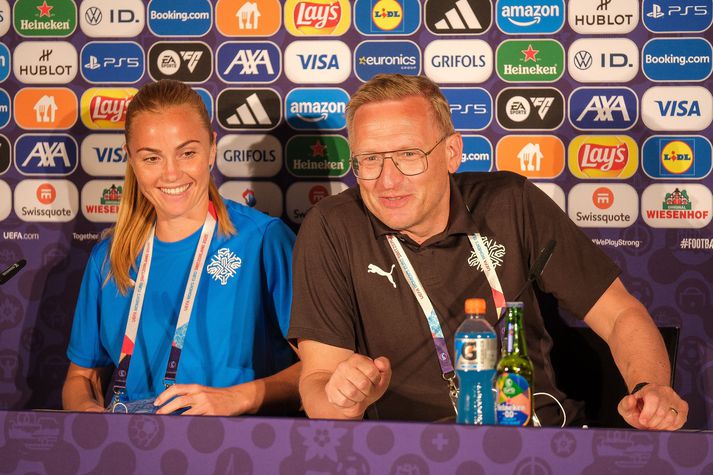 Glódís Perla Viggósdóttir og Þorsteinn Halldórsson glaðbeitt á blaðamannafundinum í Thun í dag.