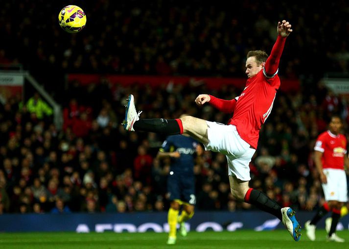 Rooney teygir sig í boltann í leiknum í dag
