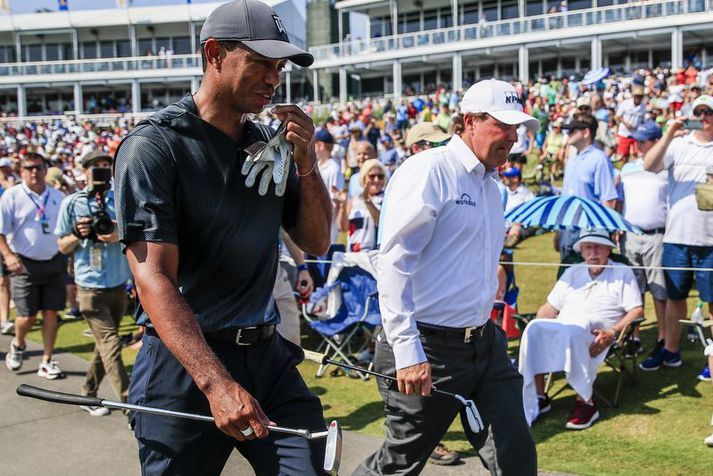 Það fagna því örugglega margir að fá einvígi á milli Tiger Woods og Phil Mickelson á þessum íþróttalausu tímum kórónuveirunnar.