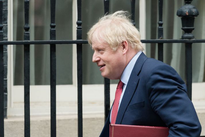 Boris Johnson forsætisráðherra Bretlands segist hafa fengið hita og þrálátan hósta og því látið prófa sig fyrir kórónuveirunni, samkvæmt ráði landlæknis.