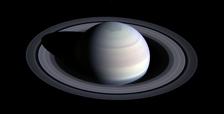 Árstíðaskipti hafa orðið á Satúrnusi eftir komu Cassini. Geislar sólarinnar falla nú á hinn risavaxna, sexhyrnda loftstraum á norðurpól plánetunnar. Í miðjunni iðar auga stormsins. Cassini fangaði auga stormsins í fyrsta skipti.