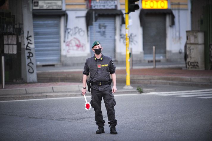 Herlögregla á vegum efnahagsráðuneytis Ítalíu sinnir nú eftirliti með því hvort þeir sem ferðast á milli ítalskra héraða hafi tilskilda pappíra sem sanna að ferðir viðkomandi séu af mikilvægum toga.