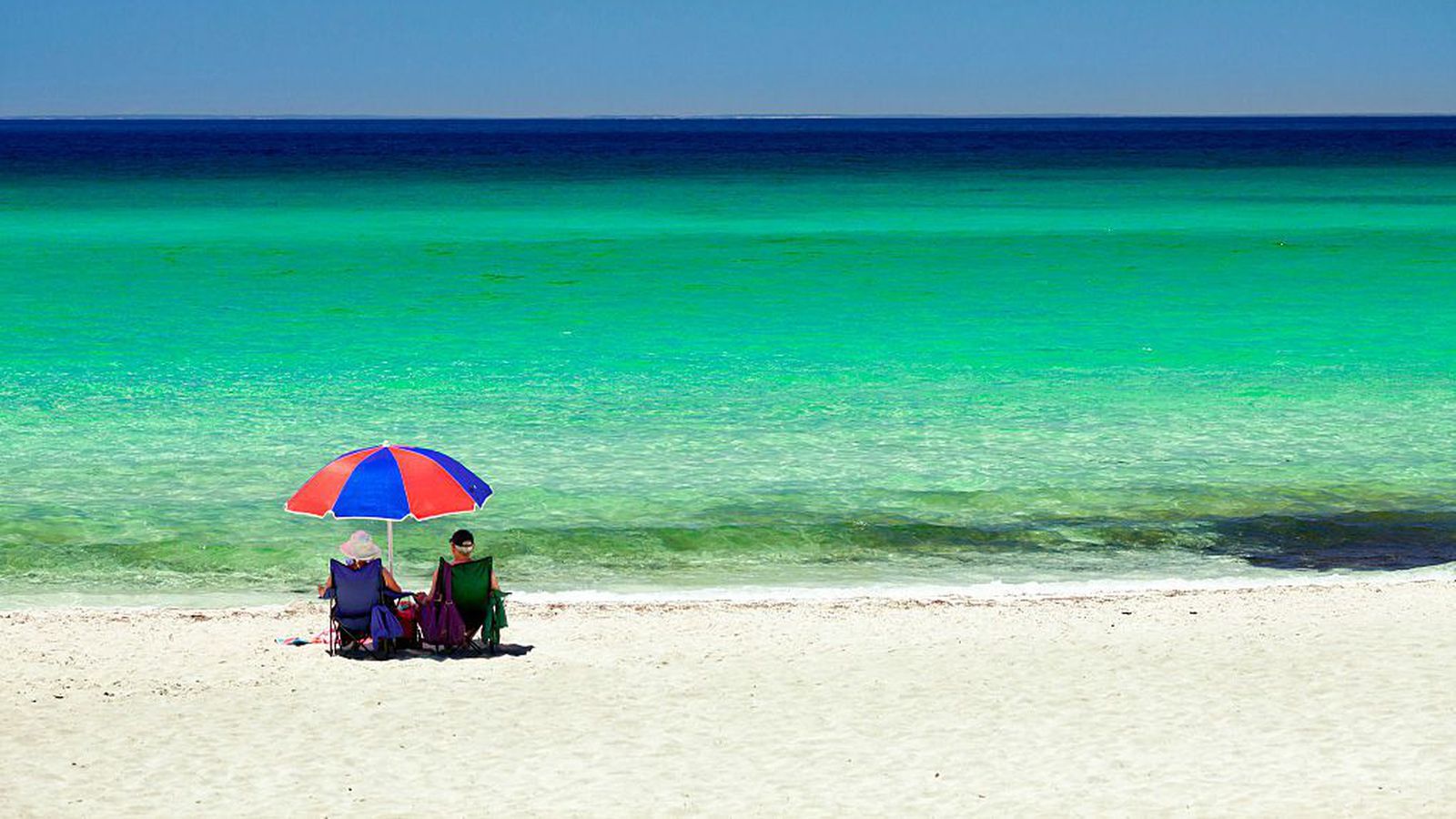 Þrettán ára synti fjóra kíló­metra til að bjarga fjöl­skyldu sinni