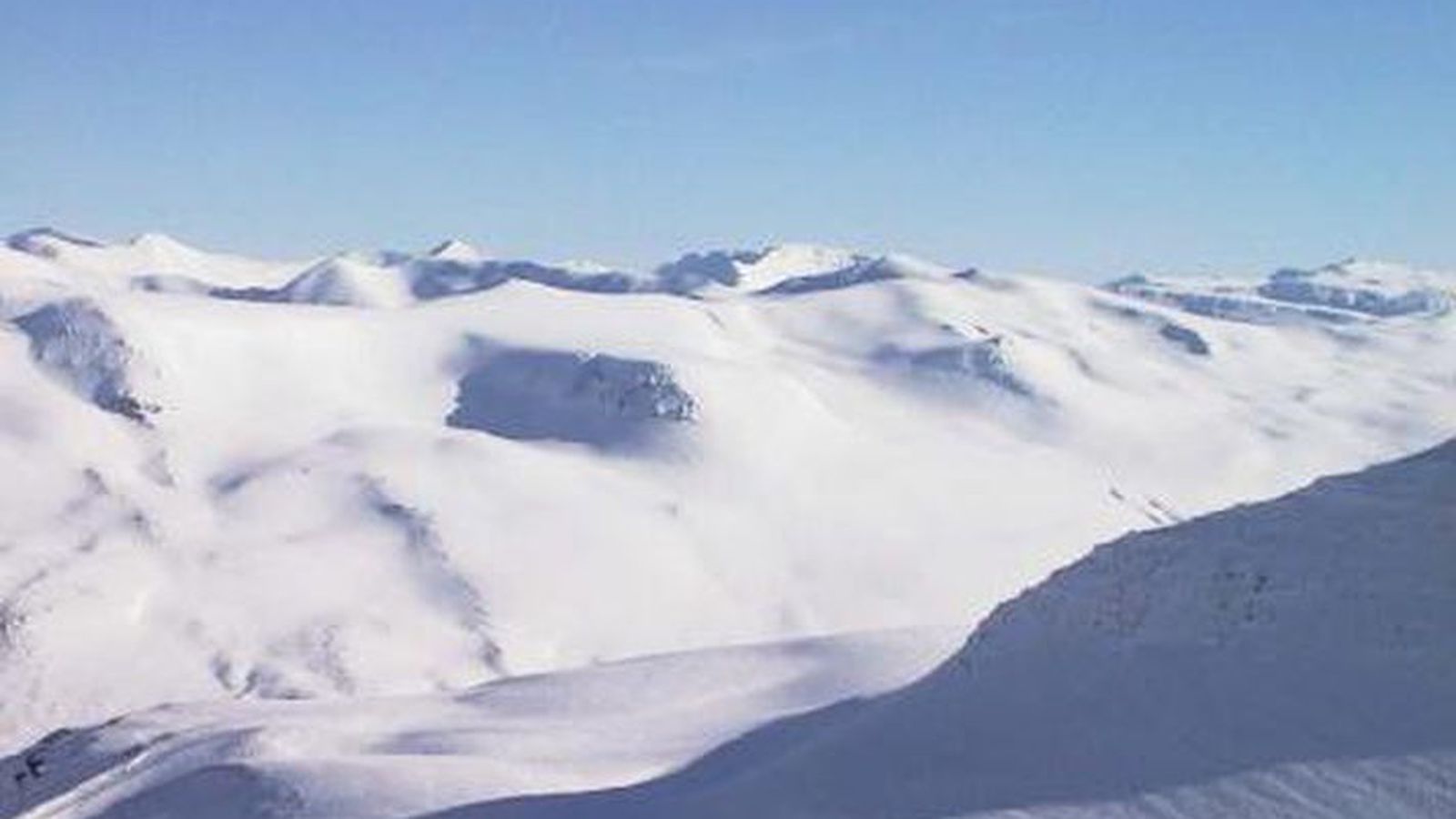 Stórt snjó­flóð við Siglu­fjörð og veginum lokað