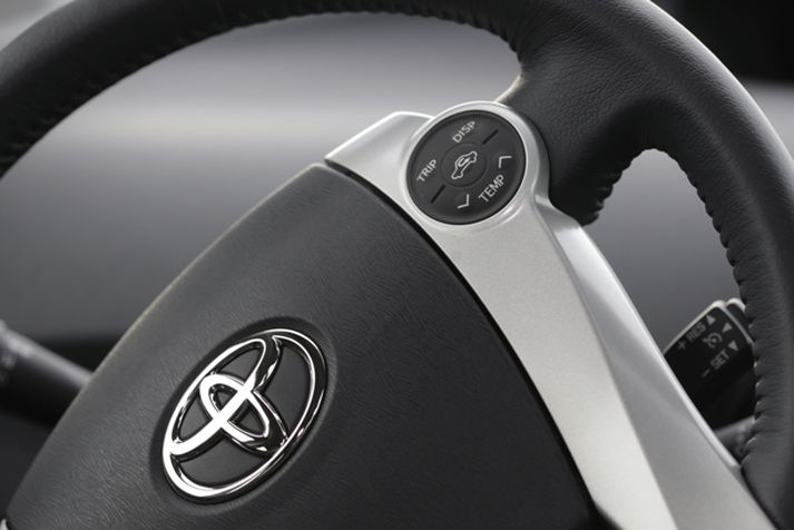 Úlfar og Kristján munu eignast 60% hlut í Toyota á Íslandi en Landsbankinn heldur eftir 40% hlut. Félagið hefur umboð fyrir Toyota og Lexus bíla hér á landi. 