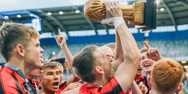 Víkingar fagna sigri sínum á Gothia Cup. 