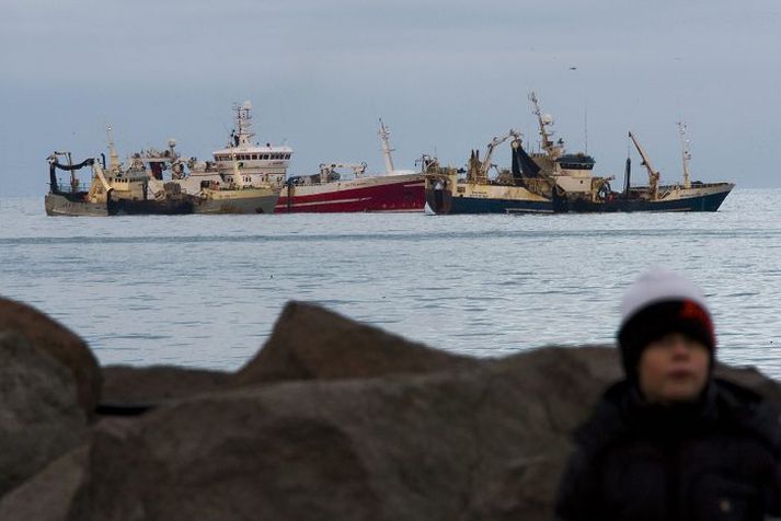 Uppi í harða landi Samstarf sjómanna á síldveiðum er útbreitt en aðstæður gera veiðarnar mjög erfiðar.fréttablaðið/vilhelm