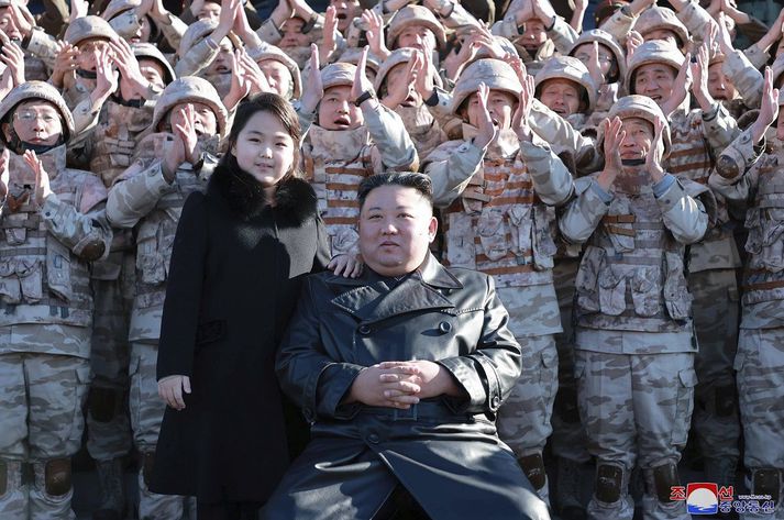 Kim Jong Un og dóttir hans, ásamt hermönnum einræðisríkisins.