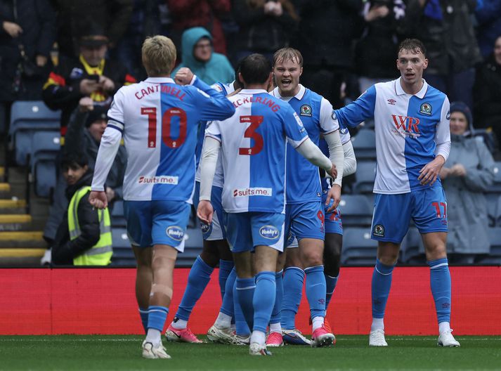 Andri Lucas Guðjohnsen fagnar hér fyrra marki sínu á Ewood Park í dag.