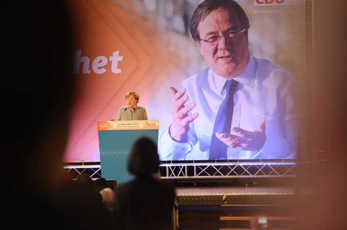 Angela Merkel ávarpar samkomu Kristilegra demókrata í Norðurrín-Vestfalíu í Þýskalandi fyrr í mánuðinum. Á veggspjaldi fyrir aftan hana má sjá leiðtoga flokksins í sambandsríkinu, Armin Laschet.