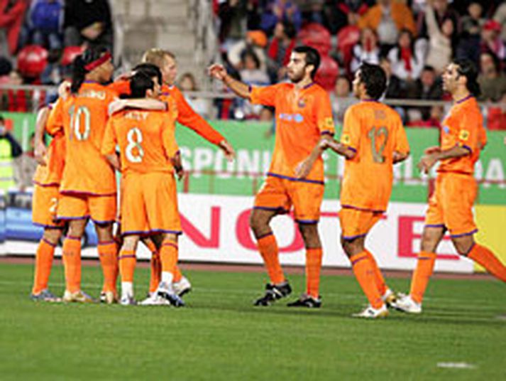 Leikmenn Barcelona fagna fyrra marki Eiðs