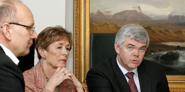 Ingi Valur Jóhannsson, deildarstjóri í félagsmálaráðuneytinu, Guðrún Erlendsdóttir, formaður nefndar, og Magnús Stefánsson félagsmálaráðherra kynntu afrakstur nefndar á blaðamannafundi í gær. Meðal annars er stefnt að því að aflétta launaleynd í nýju frumvarpi um jafnréttismál.	