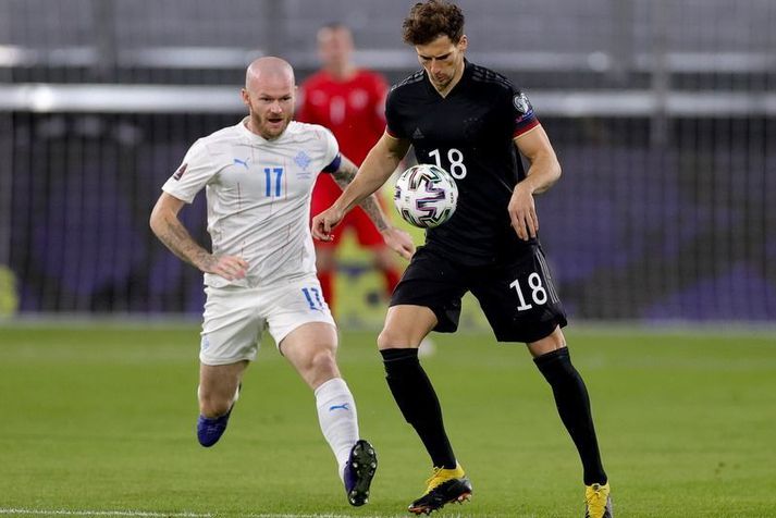 Aron í baráttunni við Goretzka, einn af markaskorurum þýska liðsins í kvöld.