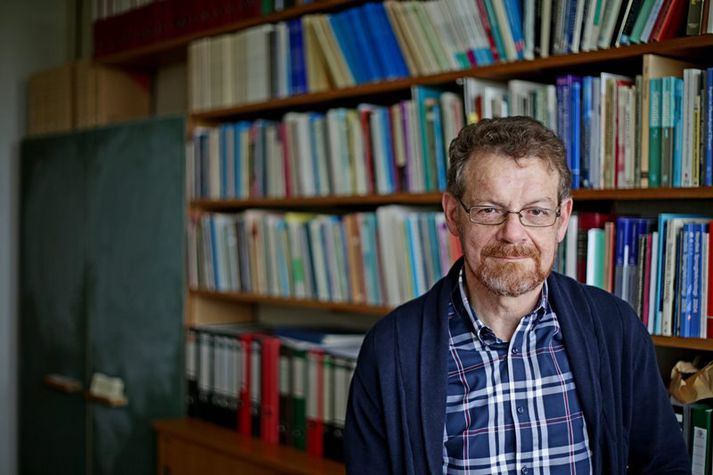 Eiríkur Rögnvaldsson, prófessor í íslenskri málfræði, furðar sig á skýrslu Frosta Sigurjónssonar um endurbætur á peningakerfinu, sem rituð er á ensku.