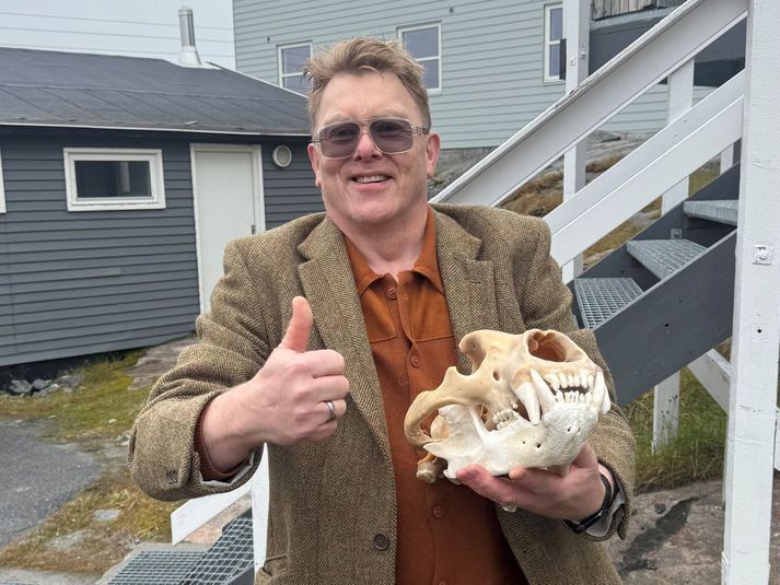 Jón Gnarr kampakátur með hauskúpuna sem hann keypti í Ilulissat á Grænlandi í síðasta mánuði.