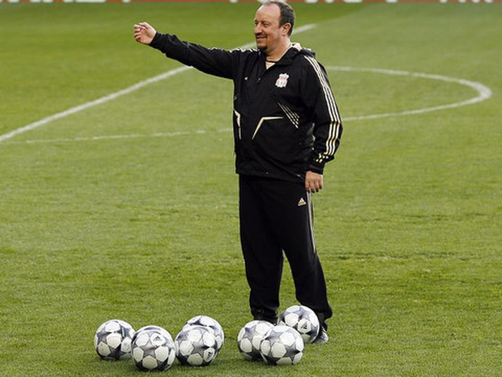 Rafael Benitez, stjóri Liverpool, stjórnar hér sínum mönnum á æfingu.