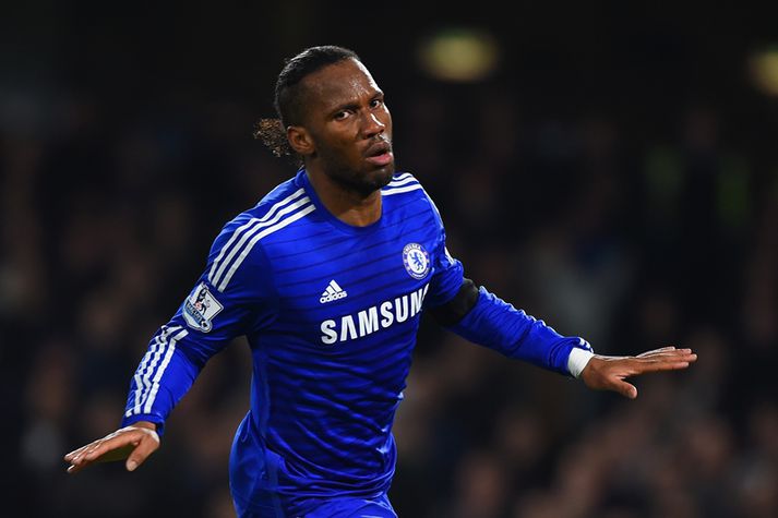 Drogba fagnar í leik með Chelsea.