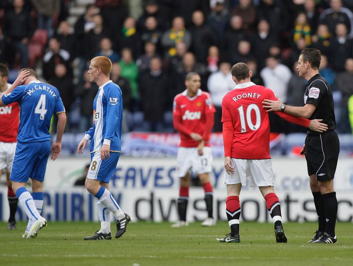 Wayne Rooney og Mark Clattenburg.
