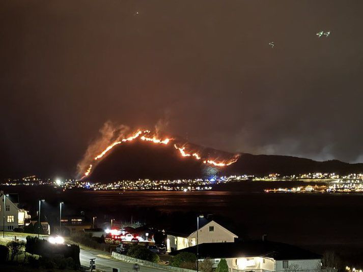 Um tíma var ástandið mjög alvarlegt og íbúar í húsum næst eldunum þurftu að flýja. 