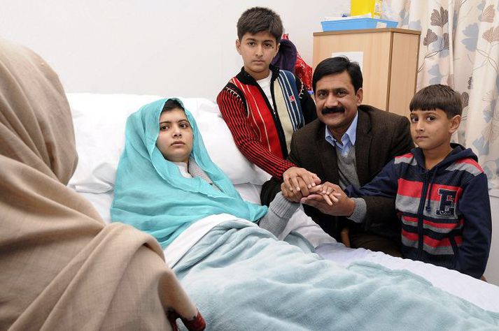 Malala ásamt fjölskyldu sinni
Malala Yousafzai var skotin í höfuðið af útsendara talibana.