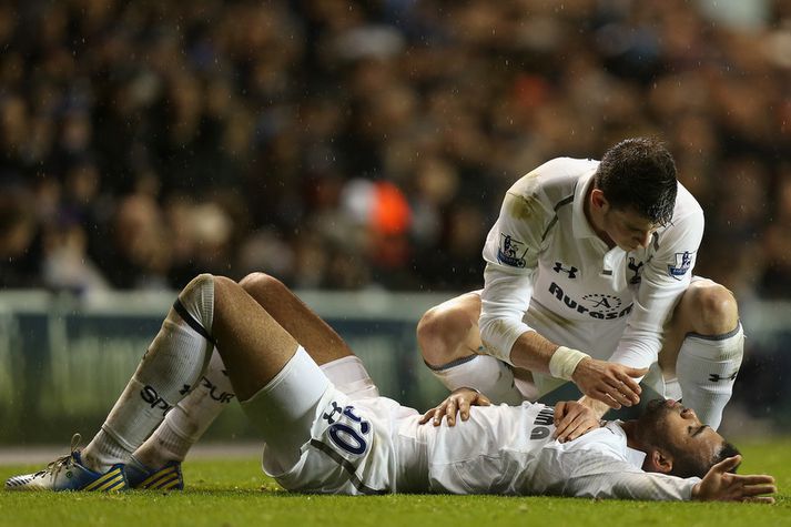 Gareth Bale hugar að Sandro eftir að hann meiddist.