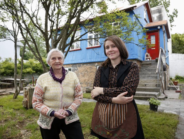 Freyja ásamt ömmu sinni Diddu fyrir framan Ekkisens en Didda býr á efri hæðinni. 