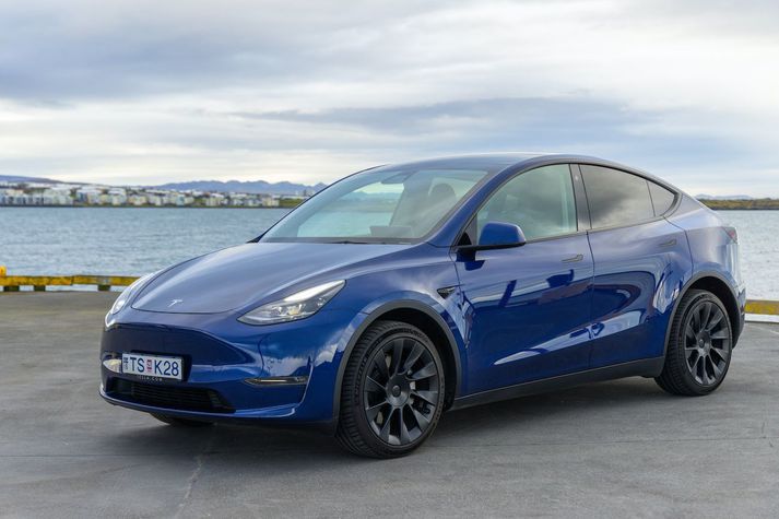 Model Y, mest nýskráða undirtegundin í mars, á bryggju.