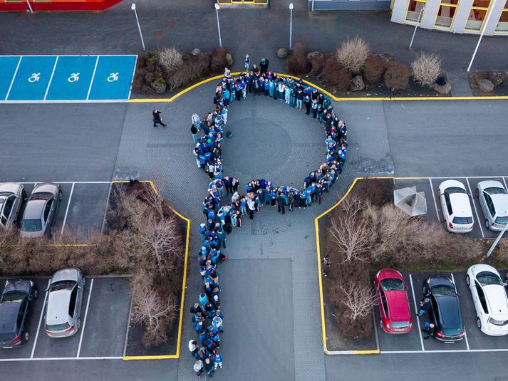 Nemendur minntust Patreks saman fyrir utan skólann.