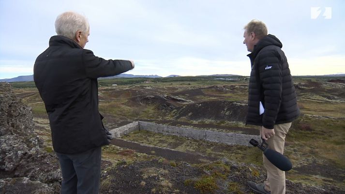 Friðþór Eydal bendir á grunn ratsjármiðstöðvar Bandaríkjahers í Rauðhólum.