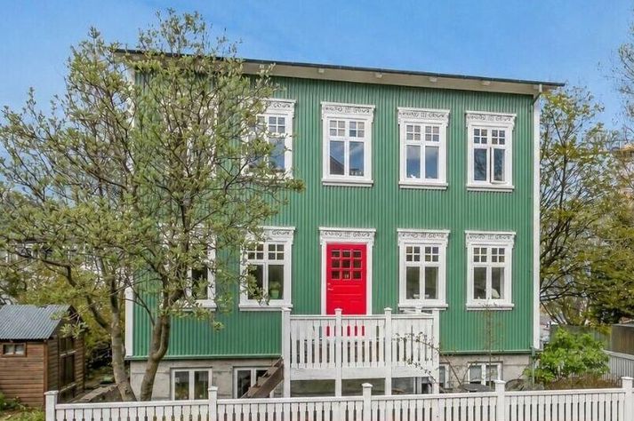 Ólafur Helgi Samúelsson og Elín Ragnhildur Jónsdóttir hafa sett glæsilegt einbýli sitt á Bakkastíg 3 á sölu. Húsið er í sjarmerandi gömlum stíl.