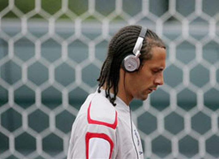 Rio hlustar á tónlist