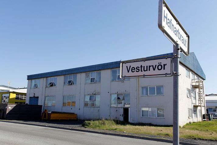 Sluppu vel Fjórir íbúar hússins við Vesturvör voru fluttir á sjúkrahús eftir að eldur kom upp í fyrrinótt.