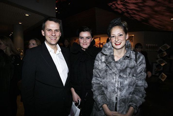 Magnús Geir Þórðarson leikhússtjóri ásamt leikkonunum Esther Talíu Casey og Maríönnu Clöru Lúthersdóttur. Þær Esther og Maríanna eru skólasystur leikstjórans, Unnar Aspar, úr Leiklistarskólanum.