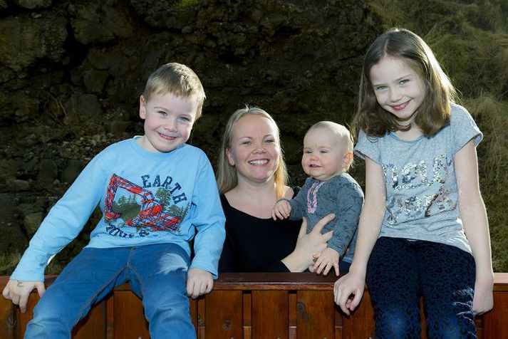 Löng bið eftir plássi. Guðrún Björg Gunnarsdóttir ásamt Emil, Stellu og Ingunni Lind Pétursbörnum. Hún segir fjölskylduna vera að velta því fyrir sér að flytja burt úr Hafnarfirði.