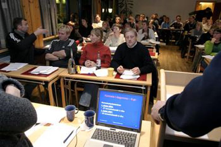 Kennarar glugga í kjarasamning rétt eftir að samkomulag náðist. Í honum stendur meðal annars að samninginn megi endurskoða eftir 1.sept. ef kjara- og efnahagsforsendur breytist.