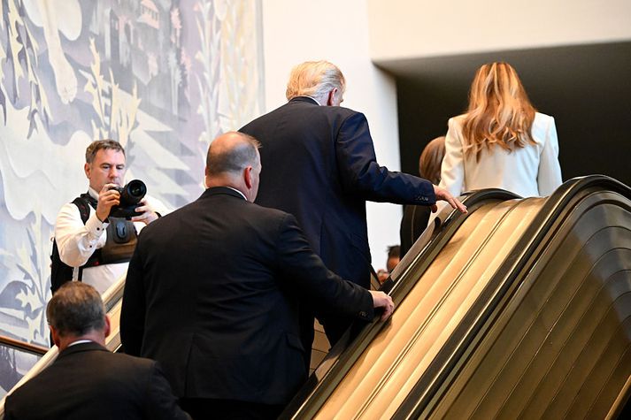 Talsmenn Sameinuðu þjóðanna hafa giskað á að myndatökumaður sem fylgdi Trump og gekk afturábak upp rúllustigann á undan forsetahjónunum, hafi virkjað neyðarstopp.