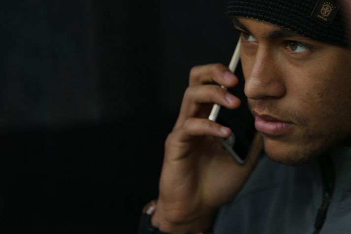Neymar fylgdist með úr stúkunni er Brasilía vann Venesúela.