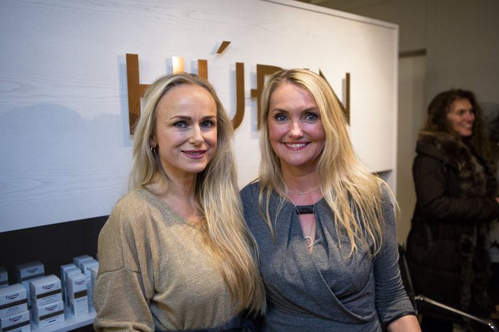 Lára G. Sigurðardóttir og Sigríður Arna Sigurðardóttir buðu í opnunarhóf.