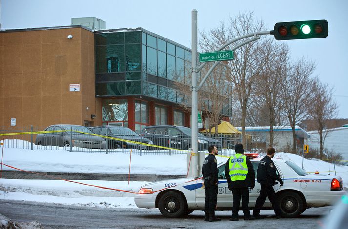 Lögreglumenn á vakt fyrir utan moskuna í Quebec í gær, daginn eftir að sex manns voru myrtir þar.