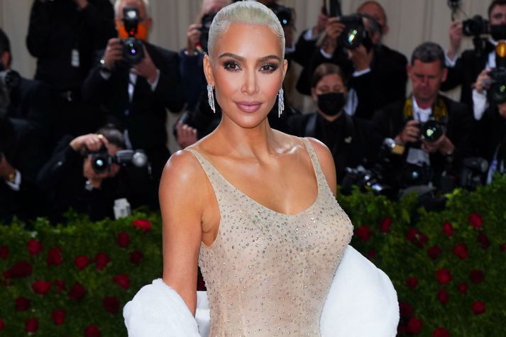 Kim Kardashian fékk kjólinn sendan til sín í einkaflugvél frá Ripley's Believe It or Not safninu.