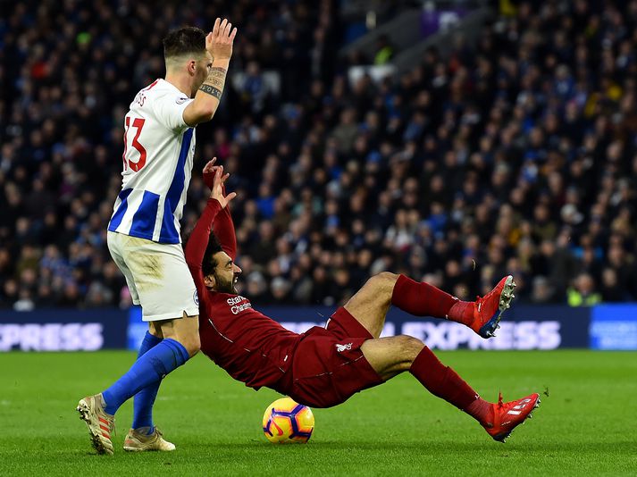 Mohamed Salah fiskar hér víti á móti Brighton á dögunum.