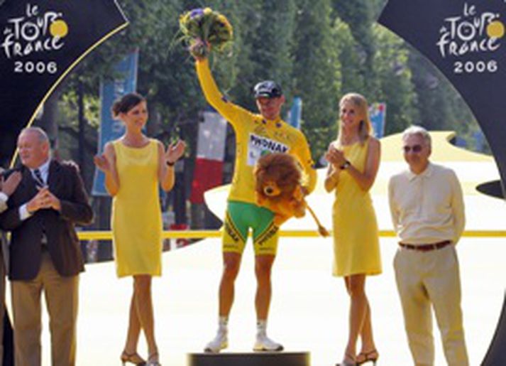 Floyd Landis tekur við sigurlaununum á Tour de France