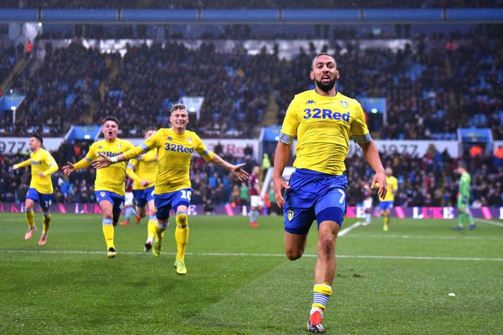 Kemar Roofe fagnar markinu á móti Aston Villa.