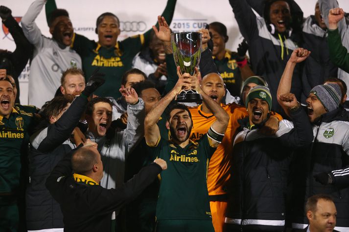 Diego Valeri kom Portland á bragðið í gær og lyfti bikarnum að leik loknum.