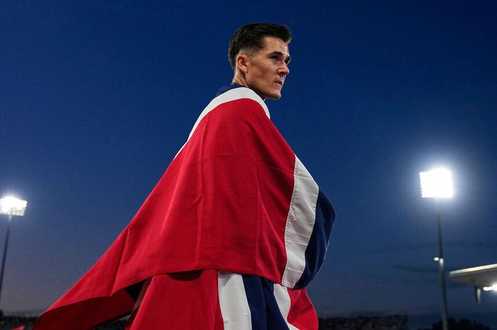 Jakob Ingebrigtsen fagnar Evrópumeistaratitli sínum í 5000 metra hlaupi í vikunni.
