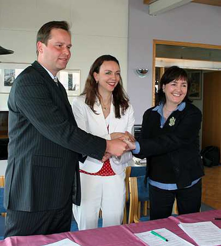 Jónmundur Guðmundsson, bæjarstjóri Seltjarnarness, Siv Friðleifsdóttir, þáverandi heilbrigðisráðherra, og Steinunn V. Óskarsdóttir, þáverandi borgarstjóri, við undirritun samkomulagsins árið 2006.