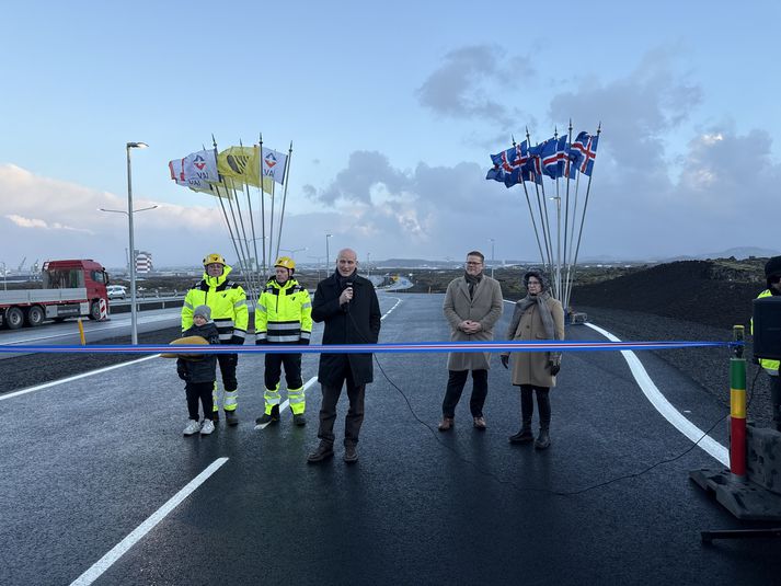 Eyjólfur Ármannsson innviðaráðherra opnaði veginn.
