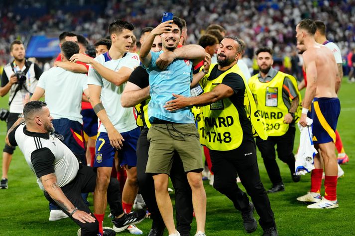 Augnablikið þegar öryggisvörðurinn tæklaði Álvaro Morata.