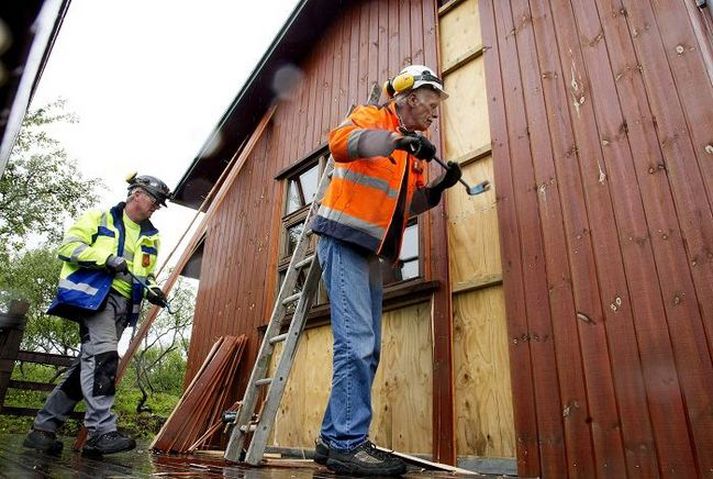 Félagarnir Hannes og Óskar, sáu um að klæða forstjórabústað Orkuveitunnar í Riðvík á árinu 2012. Nú var þeim falið að rífa hana af aftur.